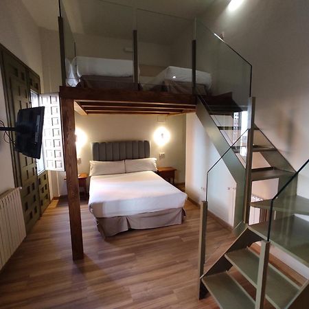 Hotel Leonor De Aquitania เกว็งกา ภายนอก รูปภาพ