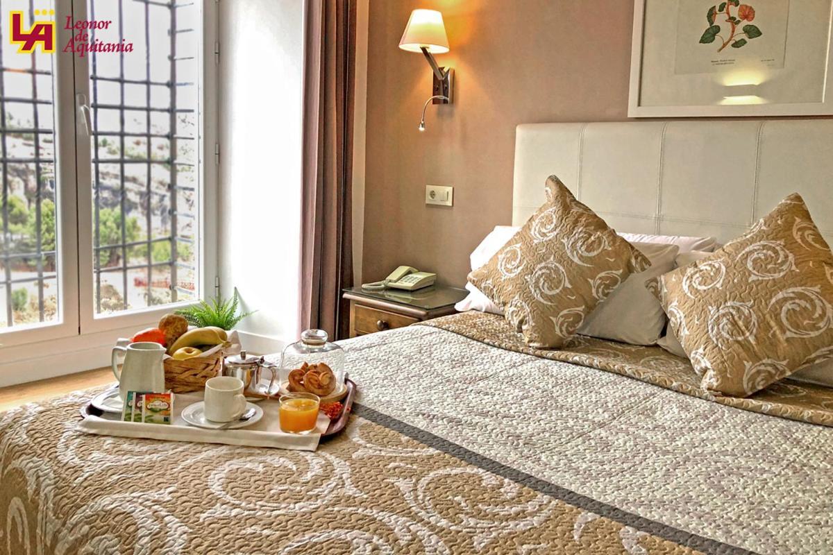 Hotel Leonor De Aquitania เกว็งกา ภายนอก รูปภาพ