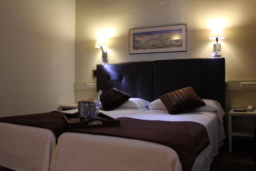 Hotel Leonor De Aquitania เกว็งกา ภายนอก รูปภาพ