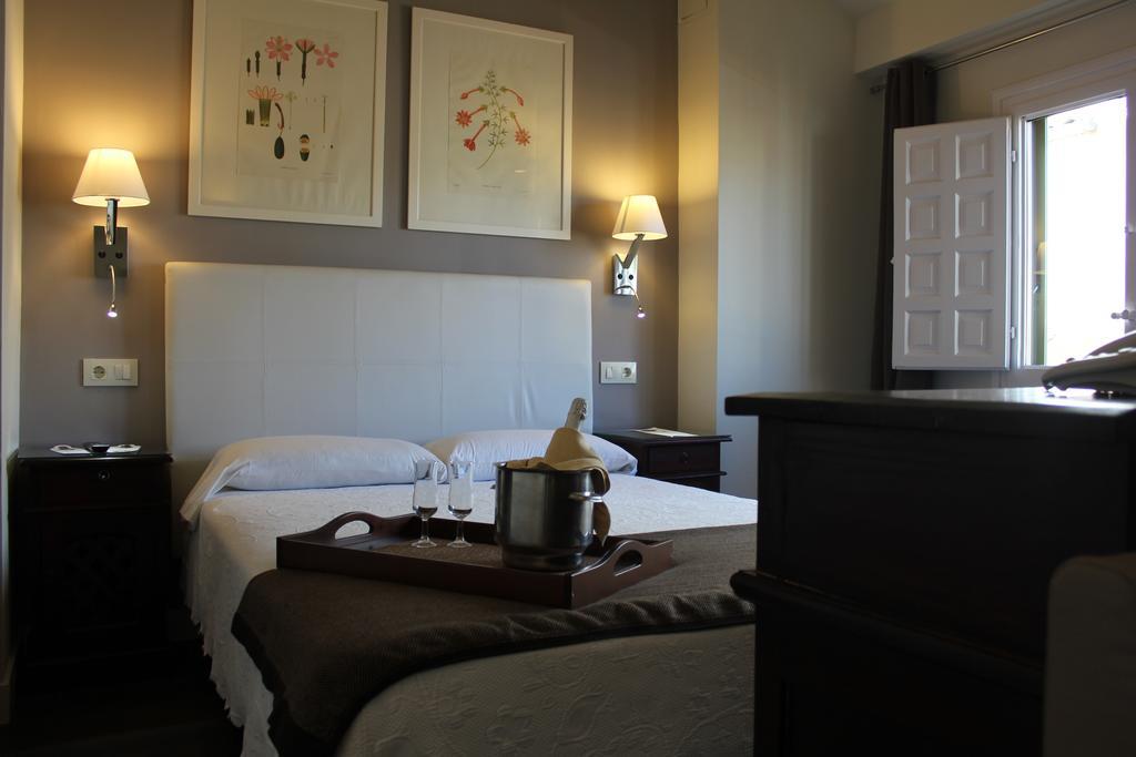 Hotel Leonor De Aquitania เกว็งกา ภายนอก รูปภาพ