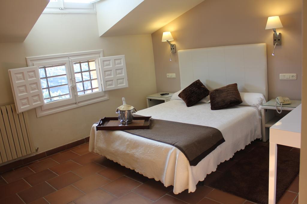 Hotel Leonor De Aquitania เกว็งกา ภายนอก รูปภาพ